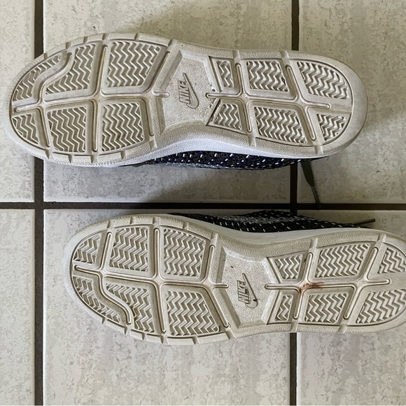 mesh knit nike sneaks. - Picture 5 of 5